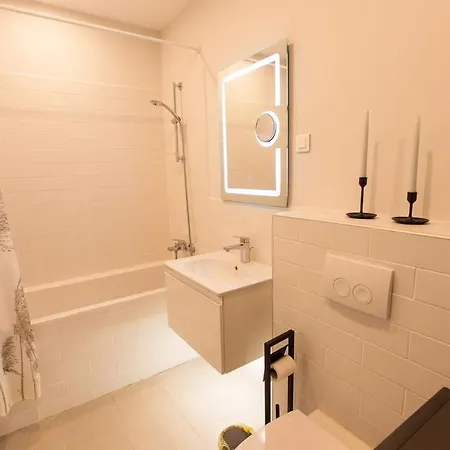 Apartment Escapism - Premium 1br With Parking Bukarest
